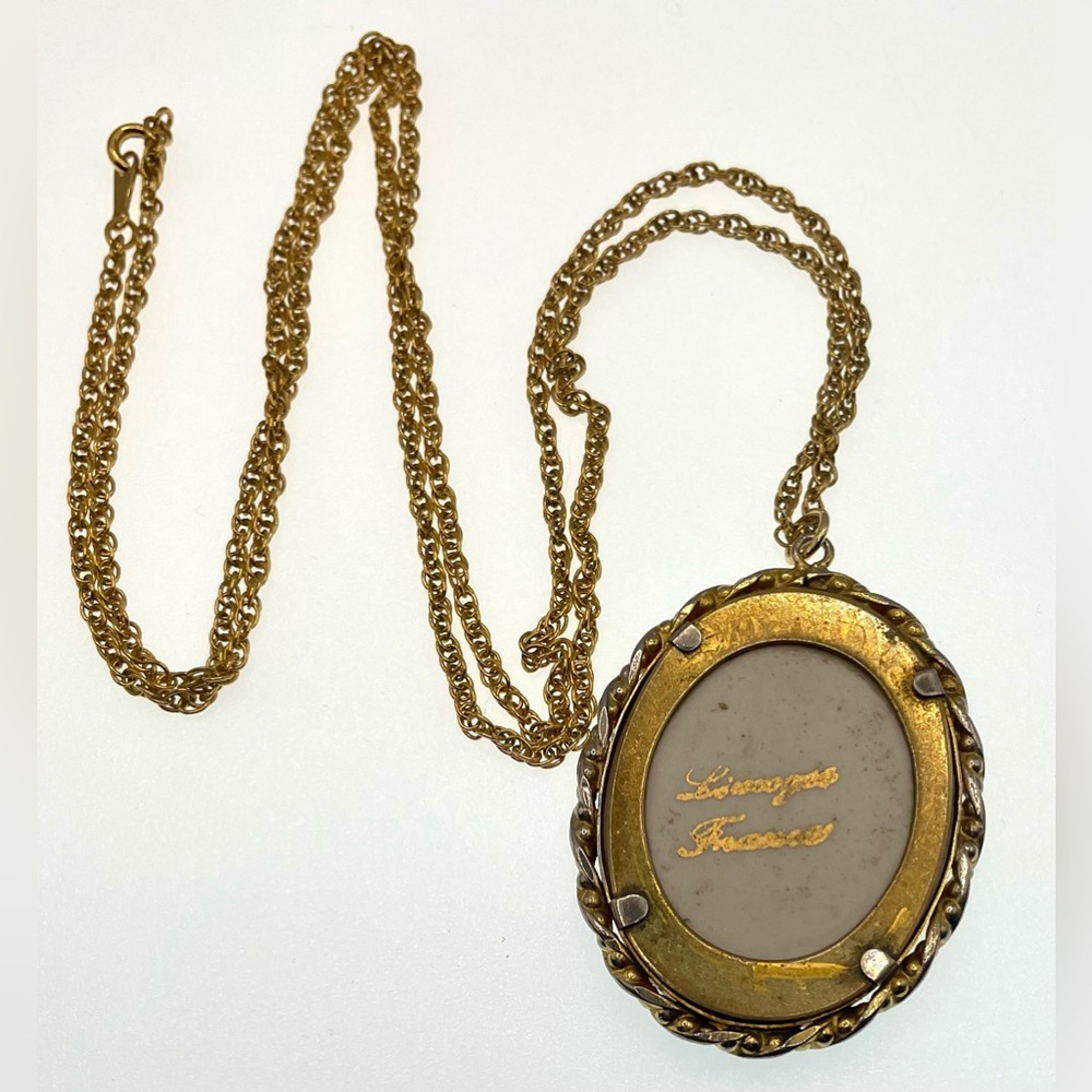 Vintage 70s Signed Limoges Gold Tone Porcelain Courting Couple Pendant Necklace - Picture 3 of 9